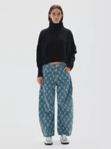 Jean de algodón, color azul claro con estampado cuadrillé en tonos de azul más claro y blanco. De corte ancho y relajado en cadera y muslo, con pierna que se estrecha ligeramente hacia el tobillo.