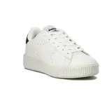 Championes urbanos Diadora modelo Set, color blanco, con plataforma gruesa acanalada y detalle en el talón en color azul oscuro.