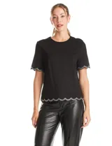 Blusa negra de crepe con cuello redondo y mangas cortas. Presenta terminaciones onduladas en mangas y ruedo, decoradas con una cinta de strass brillante. Cuenta con cierre invisible en la espalda.