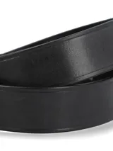 Cinturón de cuero negro con hebilla metálica ovalada de acabado plateado envejecido y textura punteada. Cuenta con pasador de cuero y siete agujeros de ajuste.