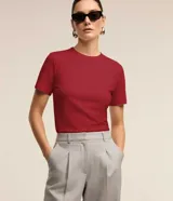 Remera básica de ribana marca Cortelle, de color rojo, con mangas cortas, cuello redondo y diseño ajustado al cuerpo con textura acanalada.