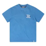 Remera de manga corta color azul, con diseño de calce relajado y cuello redondo. Cuenta con un pequeño estampado gráfico en el pecho con texto en blanco.