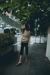 Jersey de punto confeccionado en hilatura con lana, con diseño de hombros descubiertos, escote recto acabado en vuelta y manga larga.