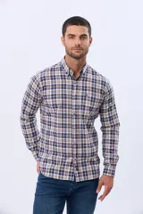 Camisa de manga larga con cuello abotonado y cierre frontal con botones. Presenta un diseño de estampado a cuadros en tonos azul, blanco y naranja.