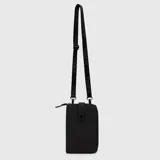 Porta documentos tipo flat purse de color negro, con cierre perimetral y solapa frontal con broche a presión. Incluye una correa ajustable larga con el logo de la marca estampado repetidamente.