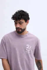 Remera oversize de manga larga color gris con efecto lavado y estampa botánica en el pecho.
