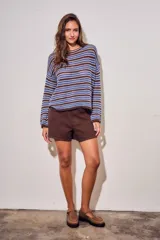 Sweater de punto con diseño de rayas horizontales en tonos ocre, marrón y crudo. Presenta cuello redondo, mangas largas y puños acanalados.