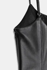 Top de tirantes finos ajustables con escote redondo y diseño peplum en el bajo. Confeccionado en tejido efecto piel con cierre lateral mediante cremallera oculta.
