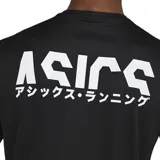 Remera deportiva Asics negra de manga corta, con logo blanco en el pecho y estampado con la leyenda "Asics Running" en caracteres japoneses Katakana.