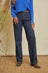 Jeans de mujer color azul oscuro, de pierna recta, con bolsillos ojal en la parte trasera. Incluye un cinturón bordado con diseño geométrico en tonos tierra.