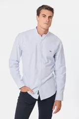 Camisa celeste a rayas verticales, de corte clásico, con cuello mao y manga larga.