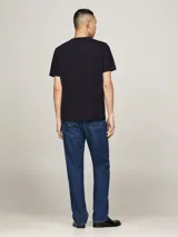 Remera de corte regular con cuello redondo, confeccionada en una mezcla de algodón elástico con propiedades de absorción de humedad y tecnología antiolores. Presenta el logo distintivo de la marca bordado en el pecho.