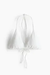 Top de bikini con textura fruncida, color blanco, de diseño triangular con tiras ajustables para atar en el cuello y la espalda.