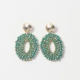 Caravanas colgantes con base circular metálica dorada texturizada y cuerpo ovalado compuesto por pequeñas cuentas de cristal facetado en color verde.