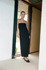 Vestido largo negro de viscosa, con escote recto tipo palabra de honor y hombros descubiertos, de corte recto y ajuste con cierre lateral oculto.