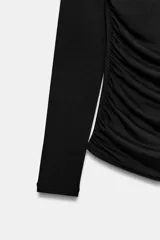 Camiseta de manga larga entallada en color marrón, con diseño asimétrico en el escote y fruncido drapeado en el lateral y la parte frontal.