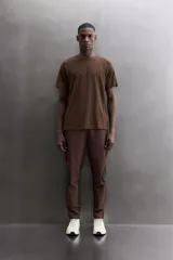 Camiseta de running para hombre de Zara Athleticz, confeccionada en tejido técnico y elástico de color marrón con textura jaspeada, cuello redondo y mangas corta ranglán.