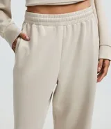 Pantalón de corte recto con cintura elástica y lazo de ajuste frontal. Confeccionado en tejido modal con caída fluida y estructura cómoda.