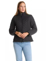 Campera capitoneada negra con diseño de rombos y paneles laterales en tejido elastizado para un ajuste entallado. Presenta cuello alto, cierre frontal y bolsillos laterales con cierre.