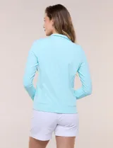 Campera liviana blanca de silueta entallada con protección solar UPF 50, cuello alto y cierre frontal completo. Cuenta con mangas largas y bolsillos laterales.