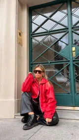 Campera de cuero sintético color rojo, con cierre frontal, cuello camisero y puños elásticos.