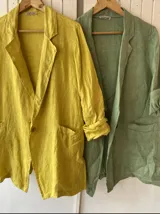 Blazer de lino italiano color amarillo y verde, con cuello de solapa, cierre con un botón y bolsillos frontales.