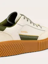 Zapatillas Sorel modelo Ona Ave T Toe, de color blanco con detalles en verde militar y suela de plataforma de goma color marrón. Presentan capellada de cuero y gamuza con diseño retro y cordones.