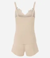 Pijama short doll de dos piezas en color beige, confeccionado en tejido acanalado de viscosa con elastano. Incluye una musculosa con breteles finos regulables y un short de cintura elastizada.