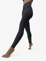 Legging largo de tiro alto confeccionado en tejido seamless con tecnología 3D. Presenta un diseño de ajuste tipo segunda piel con refuerzo en la zona de los glúteos para mayor sujeción y doble capa en la entrepierna.