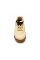 Zapatilla urbana de mujer en color tostado, confeccionada en una combinación de gamuza sintética y material efecto cuero. Cuenta con cordones planos en tonos marrones y suela de goma flexible.