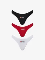 Pack de tres tangas Diesel modelo Punchy-D-Core-3Pack, en colores negro, rojo y blanco. Presentan un corte clásico y minimalista con banda estrecha en la cadera y panel trasero recortado. Cada tanga tiene el logo de Diesel estampado en la parte delantera.