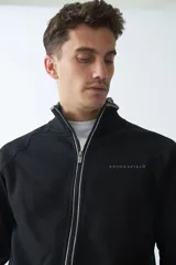 Campera de felpa gris oscuro para hombre, con fit regular, logo estampado, manga larga, cremallera entera, bolsillos con cierre y cuello elevado.