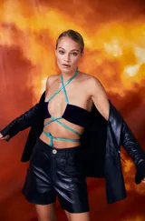 Short de cuero de tiro alto con cierre frontal de botón y costuras a la vista.