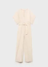 Mono largo de corte recto y color beige, con cuello en pico, mangas cortas y cinturón incorporado con hebilla metálica. Cuenta con cierre de cremallera en la parte posterior.