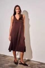 Vestido midi de viscosa color marrón, sin mangas, con escote redondo y silueta fluida y holgada.
