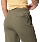 Pantalón cargo Columbia Pinetown Canyon color verde militar, de corte relajado, con cintura elástica ajustable con cordón, bolsillos frontales aplicados, puños elásticos y tecnología repelente al agua y manchas.