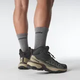 Botas de trekking Salomon X Ultra 360 Mid Gore-Tex, de media caña, color negro, gris y tostado. Cuenta con tecnología impermeable Gore-Tex, chasis avanzado para mayor estabilidad, suela Contagrip con agarre todoterreno y cordones tradicionales.