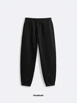 Pantalón jogger de algodón color negro, con corte relajado, cintura elástica con cordón ajustable y puños elásticos en los tobillos.