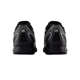 Championes New Balance modelo U740, color negro con detalles plateados. Presenta una estructura de malla transpirable con refuerzos sintéticos, logo N lateral y tecnología de amortiguación ABZORB en la entresuela.