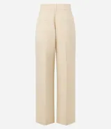 Pantalón de vestir de mujer, tiro alto, corte wide leg, color beige claro. Presenta pliegues frontales y frisos marcados.