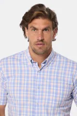 Camisa de manga corta a cuadros en tonos celeste, blanco y naranja.