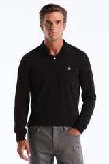 Polo de manga larga color negro, con cuello clásico y cierre frontal de dos botones. Presenta el logo de la marca bordado en el pecho y puños acanalados.