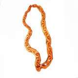 Collar de eslabones grandes color naranja.