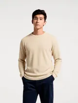 Camiseta térmica de manga larga con cuello redondo, confeccionada en tejido de punto tipo waffle en color beige.