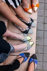 Ballerinas destalonadas con estampado animal print en tonos verde y plateado, con puntera plateada con glitter y tiras finas cruzadas.