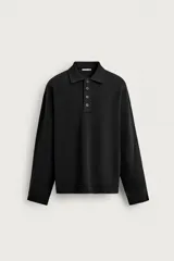 Polo relaxed fit de punto tejido en hilatura de algodón de color negro, con cuello solapa, cierre frontal de botonadura y manga larga.