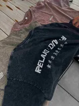 Remerón marrón con cuello redondo y logo pequeño bordado en el pecho.