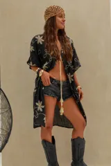 Kimono negro de manga corta y diseño abierto, con bordados florales en color beige en toda la prenda.