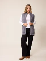 Pantalon de sarga de corte recto y tiro medio, con bolsillos laterales y cierre frontal con boton.