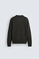 Jersey de punto con corte regular fit, cuello redondo y manga larga. Presenta un diseño de textura acanalada con acabados en rib en puños y bajo.